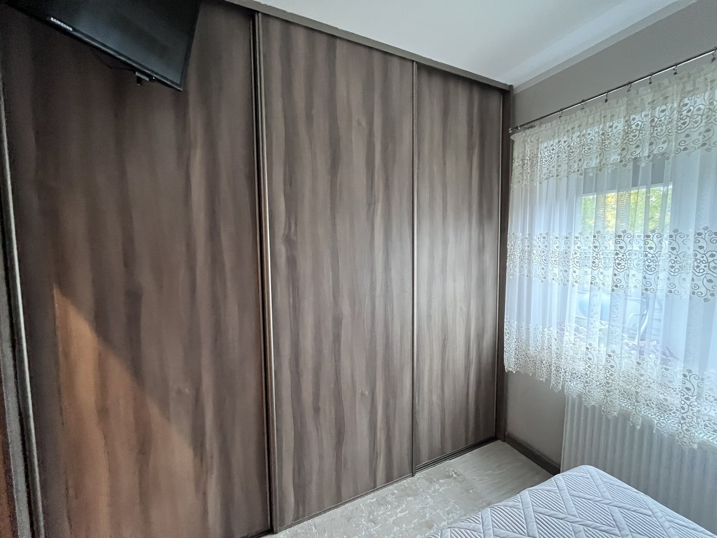 Zabudowa szafy pod sufit